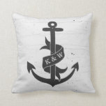 Coussin de monogramme d'Ancre Vintage rustique<br><div class="desc">Une ancre de style tableau noir sur un arrière - plan en bois blanc cassé. Un ruban sur l'ancre peut être customisé avec vos initiales. Graphiques "Texture" ajoutés pour le look rustique / vintage. Parfait pour un cadeau mariage ou anniversaire !</div>