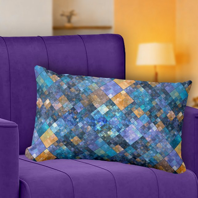 Coussin de Motif de mosaïque Blue Gold À damiers (Pillow featuring a modern design with a geometric mosaic tiled pattern in blue, gold and purple)