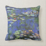 Coussin de nénuphars de Monet<br><div class="desc">Les NÉNUPHARS de MONET ceci est un détail de l'eau de Claude Monet peignant lilly, "Le Bassin Nympheas aux.", peint en 1919 dans son jardin chez Giverny, France.</div>