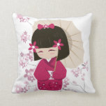 Coussin de poupée rose Kokeshi - Arrière - plan bl<br><div class="desc">Joli petit design vectoriel avec une poupée Kokeshi japonaise avec un motif en fleur de cerisier stylisé rose. OEuvre vectorielle originale et design. ©Yelitza M. Vélez pour Koana Designs.</div>