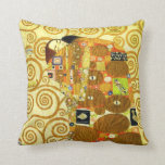 Coussin de réalisation de Gustav Klimt<br><div class="desc">Coussin de réalisation de Gustav Klimt. Frise à partir de 1909. Accompli pendant la phase d'or de Klimt, la réalisation comporte un couple d'embrassement se tenant sous un édredon multi-modelé comportant des spirales, des yeux, des oiseaux, des poissons et d'autres formes. L'arrière - plan du travail comporte les mêmes spirales...</div>