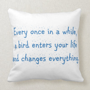 Coussin De temps en temps, un oiseau entre dans votre vie