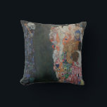 Coussin Décès et vie par Gustav Klimt Art Nouveau Vintage<br><div class="desc">Death and Life (1908) de Gustav Klimt est une peinture d'art vintage de l'époque victorienne Symbolisme qui présente deux parties distinctes, Life and Death. Sur la gauche, la mort est représentée par une faucheuse sombre classique au crâne moussant, recouverte d'une robe sombre ornée d'une croix religieuse. Sur la droite se...</div>
