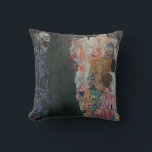 Coussin Décès et vie par Gustav Klimt Art Nouveau Vintage<br><div class="desc">Death and Life (1908) de Gustav Klimt est une peinture d'art vintage de l'époque victorienne Symbolisme qui présente deux parties distinctes, Life and Death. Sur la gauche, la mort est représentée par une faucheuse sombre classique au crâne moussant, recouverte d'une robe sombre ornée d'une croix religieuse. Sur la droite se...</div>