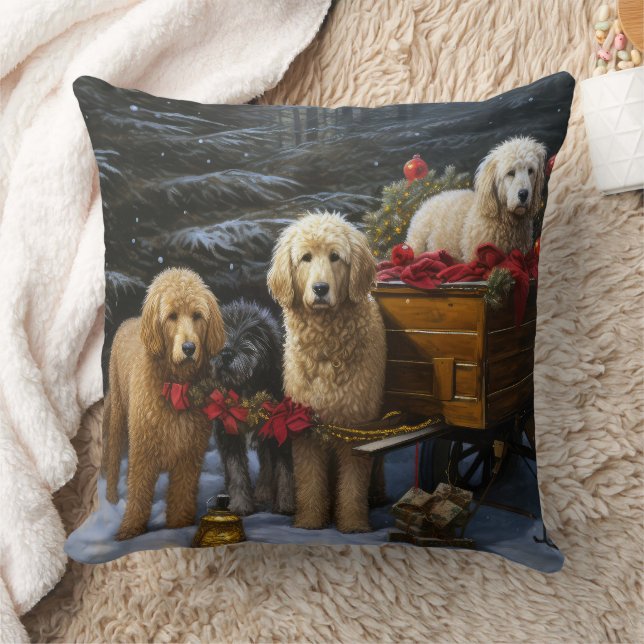 Coussin Décor de Noël Goldendoodle Snowy Sleigh (Couverture)