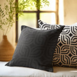 Coussin Décor noir gris motif design antique<br><div class="desc">Décor noir motif antique design sur un arrière - plan gris foncé. Un élégant motif monochromatique pour une collection de décors maison.</div>
