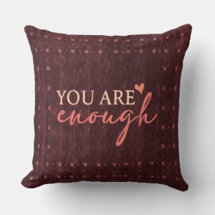 Coussin décoratif bordeaux avec citation inspirant