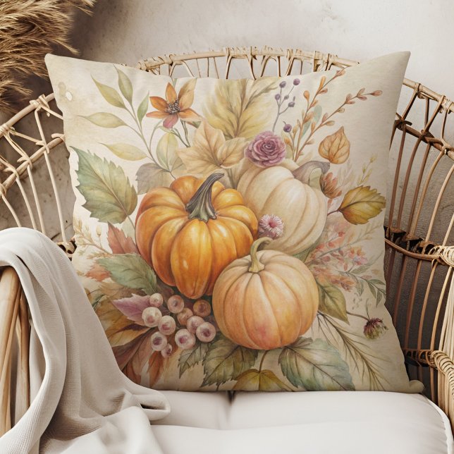 Coussin décoratif citrouilles et baies de l'automn (Cozy Fall Pumpkins and Berries Throw Pillow in a boho rattan armchair.)