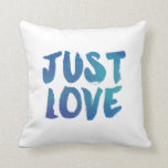 Coussin décoratif d'amour moderne d'aquarelle<br><div class="desc">La typographie d'aquarelle dans les bleus audacieux lit "JUSTE L'AMOUR."  Triangles d'aquarelle sur le dos.  La couleur d'arrière - plan peut être customisée à n'importe quelle couleur que vous voudriez.  Bonbon,  amusement,  coloré - perfectionnez !</div>