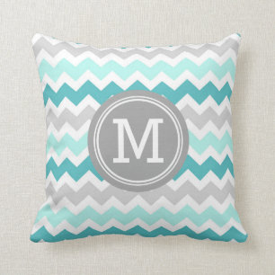 Coussin décoratif de monogramme gris de Chevron