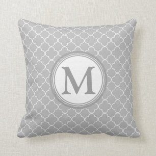 Coussin décoratif de monogramme gris de Quatrefoil