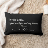 Coussin décoratif "In Your Arms" Script Love (Couverture)