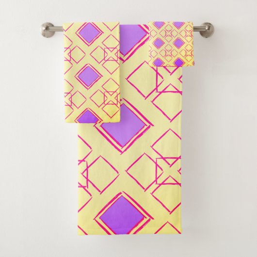 Coussin décoratif jeté avec des carrés violets (En situation)
