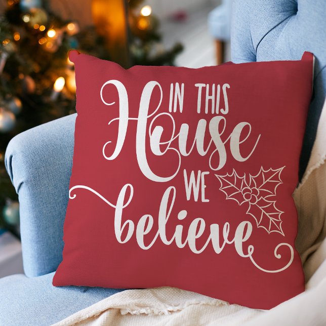 Coussin Décoration de Noël à la maison Nous croyons (Christmas Home Decor In This House We Believe Throw Pillow)