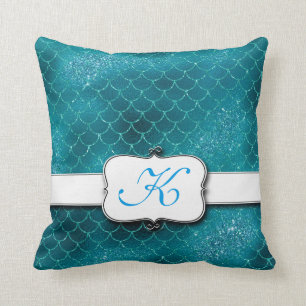 Coussin décoré d'un monogramme d'échelle élégante