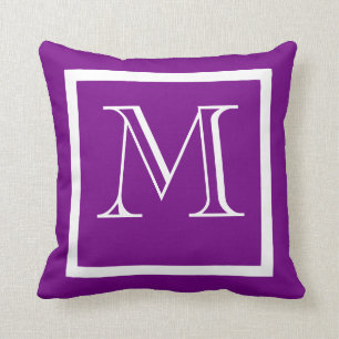 Coussin décoré d'un monogramme négatif positif
