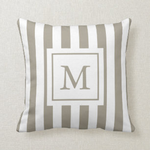 Coussin décoré d'un monogramme rayé