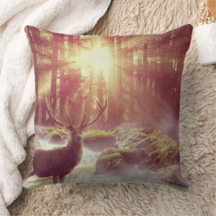 Coussin Deer mâle dans Misty Woods au lever du soleil Heur