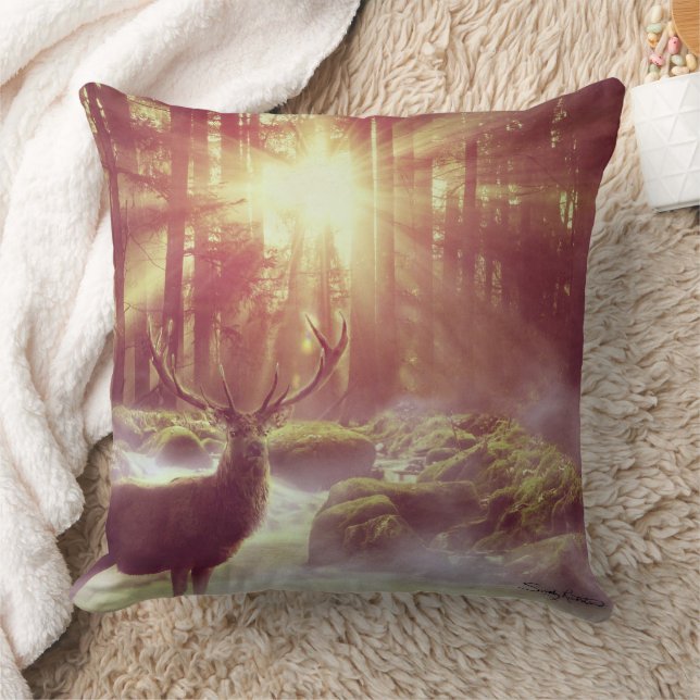 Coussin Deer mâle dans Misty Woods au lever du soleil Heur (Couverture)