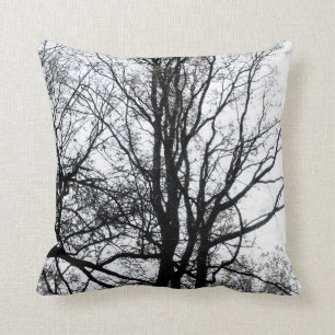 Coussin Défunt arbre presque stérile B&W d'automne de