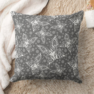 Coussin dentelle papillons blancs sur un point de polka gr