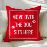 Coussin Déplacer Le Chien Assis Ici Animaux Rouges Drôle<br><div class="desc">Déplacez-Vous Sur Le Chien Assis Ici Drôle Animateur Jetez L'Oreiller. Ce coussin animal est agrémenté d'empreintes de pattes et d'une mignonne citation. Personnalisez ce design personnalisé avec votre propre devis ou texte.</div>