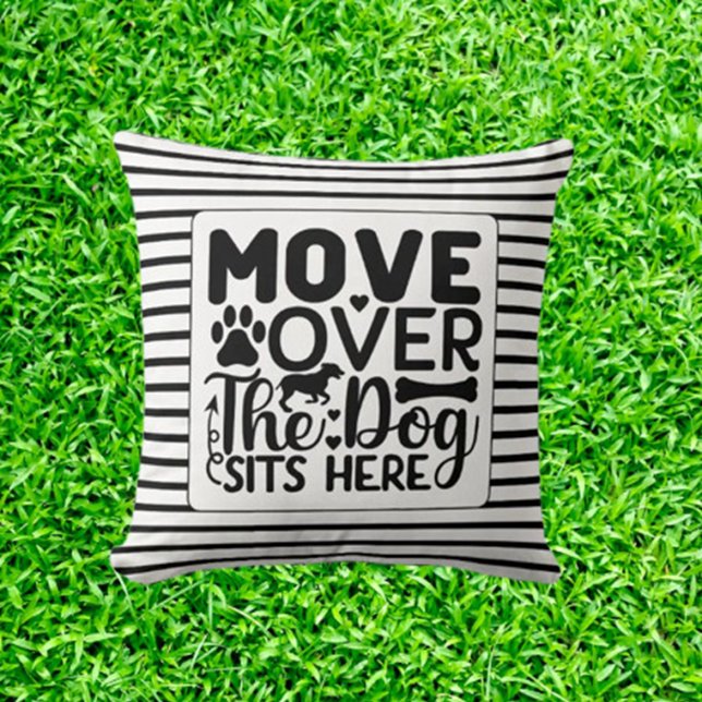 Coussin Déplacer le chien assis ici thème noir et blanc (Add charm to your space with our “Move over the dog sits here” black and white throw pillow.  )
