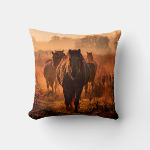 Coussin des chevaux koniks sauvages qui sont arrivés tout