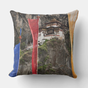 Coussin Des drapeaux de prière flottent près de Taktshang
