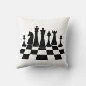 Coussin Des pièces d'échecs noires sur un échiquier (Verso)