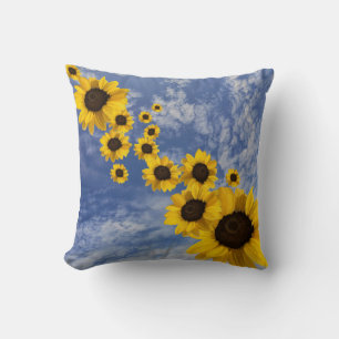 Coussin Des tournesols réalistes soufflant dans le ciel co