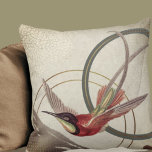 Coussin Design Ecru Hummingbird | Earth Green<br><div class="desc">L'oreiller élégant à jetons présente un design artistique moderne dans un ivoire écru et une palette de couleurs terreuses avec des accents de marron muet. Un design artistique avec un joli colibri comme point focal avec des accents rouges et verts terreux muets sur un arrière - plan abstrait neutre avec...</div>