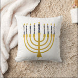 Coussin Dessin des bougies bleues de Menorah Hanoukka<br><div class="desc">Faux bougies menorah en feuille d'or pour votre fête Hanoukka. Illustration de la menorah lunaire avec des étoiles blanches recouvertes de bougies célestes sur un socle de bougies menorah en faux or. Menorah starry Hanoukka illustrés cadeaux de conception et produits en papier.</div>