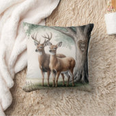 Coussin Deux cerfs avec cœur sculpté et noms (Couverture)