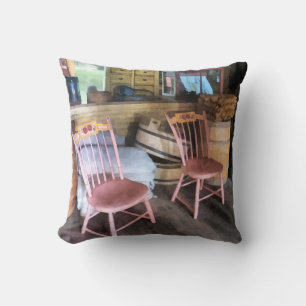 Coussin Deux chaises roses au magasin général