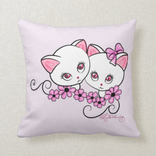 Coussin Deux chatons mignons avec des pâquerettes roses