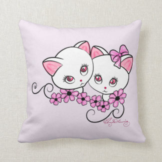 Coussin Deux chatons mignons avec le rose de marguerites