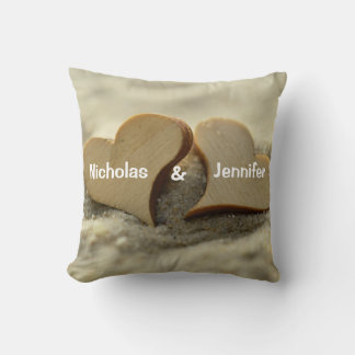 Coussin Deux cœurs en bois dans le sable Mariage sur la pl