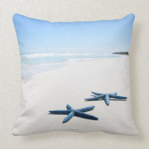 Coussin Deux étoiles de mer bleues au bord de l'eau sur 2