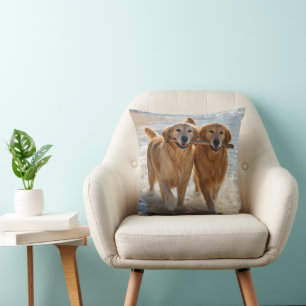 Coussin Deux Golden Retrievers portant un bâton