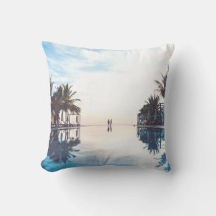 Coussin Deux personnes au bord de la piscine
