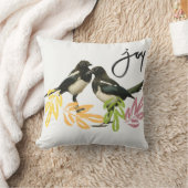 Coussin "Deux pour la joie" Magpies avec accent floral. (Couverture)