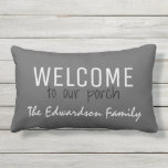 Coussin D'extérieur Accueil rustique de gris à notre nom de famille de<br><div class="desc">Accueil gris-foncé rustique moderne à notre coussin extérieur de nom de monogramme de famille de porche.
Vous pouvez facilement changer le texte.</div>