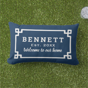 Coussin D'extérieur Bienvenue au monogramme à clé grecque bleu marine