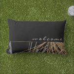 Coussin D'extérieur Bienvenue  | Black Gold & White Abstrait Ribbons<br><div class="desc">Coussin moderne d'accueil dispose d'un design moderne bio abstrait dans une palette de couleurs noir, or et blanc. La partie supérieure est composée d'un simple arrière - plan noir simple avec "bienvenue" présenté dans un élégant script en bas coque. La partie inférieure présente un dessin abstrait organique de rubans blancs...</div>