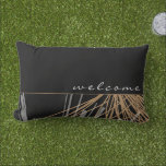 Coussin D'extérieur Bienvenue  | Black Gold & White Abstrait Ribbons<br><div class="desc">Coussin moderne d'accueil dispose d'un design moderne bio abstrait dans une palette de couleurs noir, or et blanc. La partie supérieure est composée d'un simple arrière - plan noir simple avec "bienvenue" présenté dans un élégant script en bas coque. La partie inférieure présente un dessin abstrait organique de rubans blancs...</div>