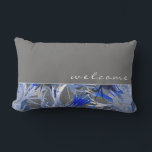 Coussin D'extérieur Bienvenue  | Blanc gris et bleu Abstrait floral<br><div class="desc">Le coussin extérieur Welcome présente une élégante composition florale abstraite en gris, bleu et blanc avec un message d'accueil personnalisé. Le haut de la page présente un simple arrière - plan gris clair avec "bienvenue" présenté dans un élégant script en bas coque. Le fond présente un motif floral gris, bleu...</div>