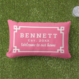 Coussin D'extérieur Bienvenue sur clé grecque rose vif monogramme