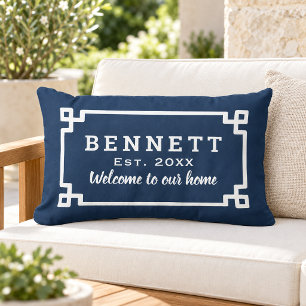 Coussin D'extérieur Bienvenue sur monogramme à clé grecque bleu marine