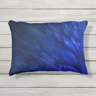 Coussin D'extérieur Des ailes mystiques aux plumes bleues profondes